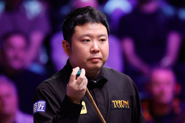 北京时间12月2日凌晨，2025斯诺克英锦赛正赛首轮继续在英国约克进行。一场焦点对决中，中国选手张安达在3-5落后的绝境下连救两个赛点，最终以6-5逆转15号种子加里·威尔逊，惊险闯入16强；1/8决赛他将与同胞赵心童上演“中国德比”。 比赛进程：五度平分，决胜局才见生死 开局互探：威尔逊打出单杆58分先声夺人，张安达随即回敬单杆87分、73分，以2-1反超。 中场胶着：第四局威尔逊多次上手扳平比分；休息归来他又凭借单杆52分、65分、91分，一度5-3拿到赛点。 绝境反击：背水一战的张安达先以83-35挽救一个赛点，第10局再轰单杆77分，5-5把比赛拖入决胜局。 决胜时刻：第11局两人均谨慎防守，威尔逊长台失准留下破绽，张安达上手打出单杆56分，最终以65-15锁定胜局，完成6-5绝杀。 数据盘点 张安达：全场3杆50+（87、73、77），1杆制胜，防守成功率78%。 加里·威尔逊：4杆50+（58、52、65、91），进攻火力略占优，但关键局失误致命。 赛后声音 张安达坦言：“3-5落后时我没想太多，只想把每一杆防守做好。最后能赢下来有些运气，但也证明坚持是有回报的。”谈到下轮与赵心童的“内战”，他希望“两人都能发挥出最好水平，为观众奉献精彩比赛”。 下一轮对阵 张安达 vs 赵心童（16进8，时间待定）。随着这场胜利，本届英锦赛已有斯佳辉、吴宜泽、庞俊旭、<a href=/tiyuxiangguan/dingjunhui/ target=_blank class=infotextkey>丁俊晖</a>、赵心童、张安达共6名中国选手跻身16强，刷新历史最佳战绩。