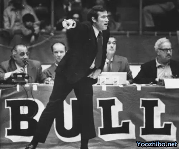 1970-71赛季,迪克-莫塔如何引领芝加哥<a href=/lanqiuxiangguan/bulls/ target=_blank class=infotextkey>公牛</a>队逆袭,揽获最佳教练殊荣