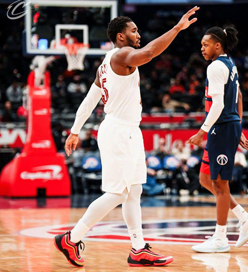 末节狂轰45分逆转!米切尔48分封神 骑士13连胜<a href=/lanqiuxiangguan/wizards/ target=_blank class=infotextkey>奇才</a>